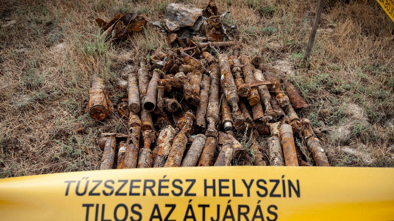 bomba felirat FOTÓ ÁLTALÁNOS kordon lőtér megsemmisítés robbanótest szalag TÁRGY tilos az átjárás tűzszerészeti helyszín tűzszerészeti mentesítés 