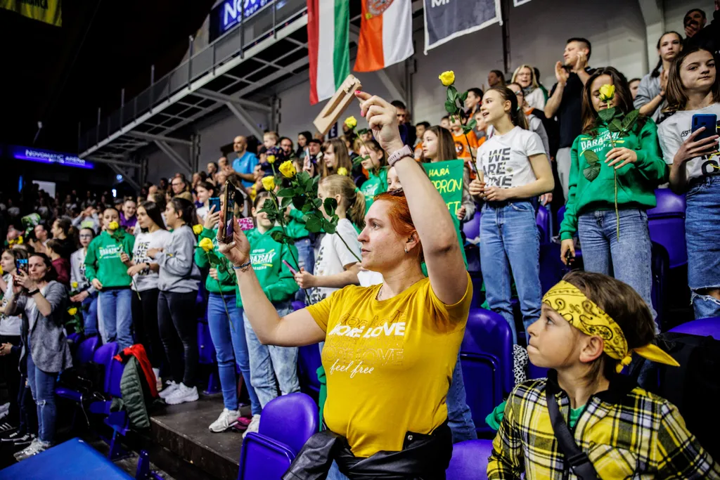 női kosárlabda-Euroliga, Sopron Basket, győzelem Isztambulban a török Fenerbahç ellen, hazaérkezés, Sopron, szurkolók, tömeg 