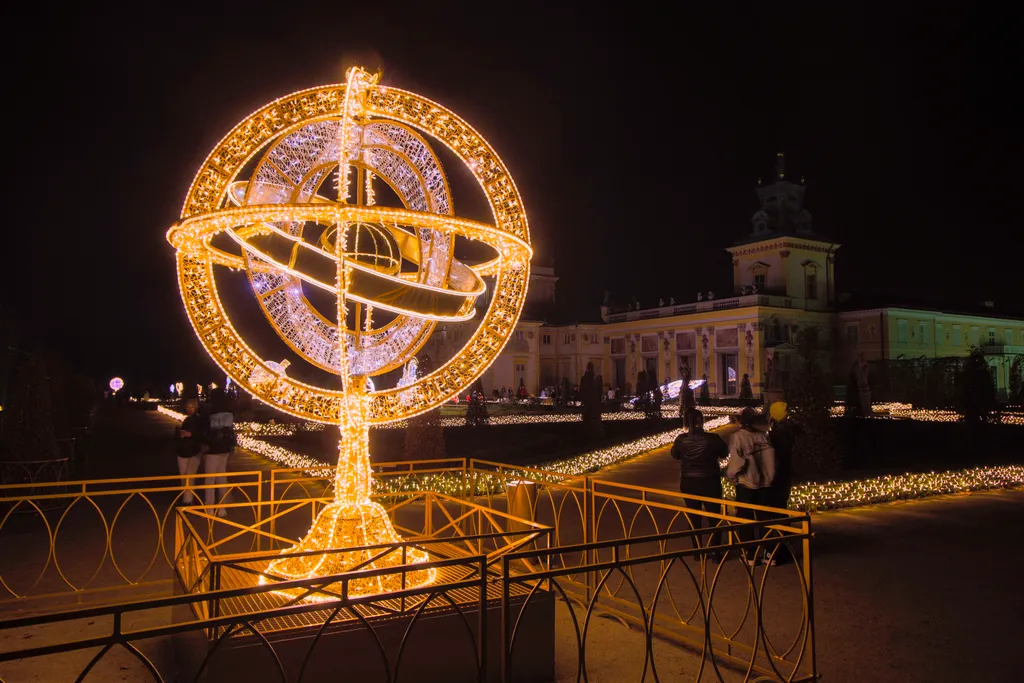 Látványos fényinstallációk a varsói Royal Garden területén, Varsó, Lengyelország, fény, kiállítás 