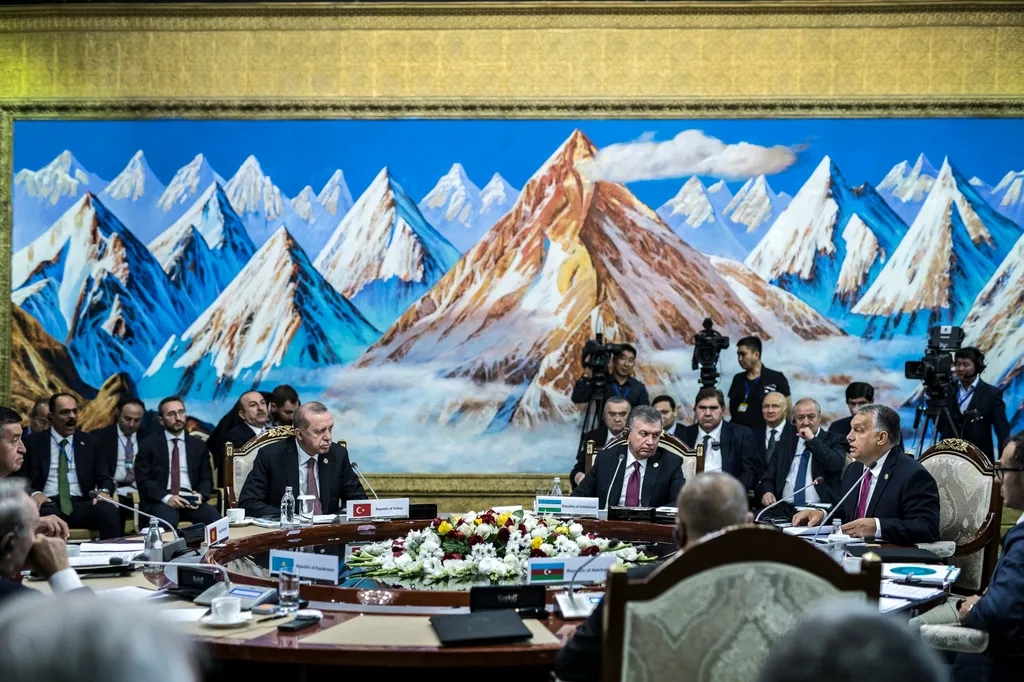 Csolpon-Ata, 2018. szeptember 3.
A Miniszterelnöki Sajtóiroda által közreadott képen Orbán Viktor miniszterelnök (szemben j) felszólal a türk nyelvű államok együttműködési tanácsának VI. ülésén a kirgizisztáni Csolpon-Atában 2018. szeptember 3-án. Mellett