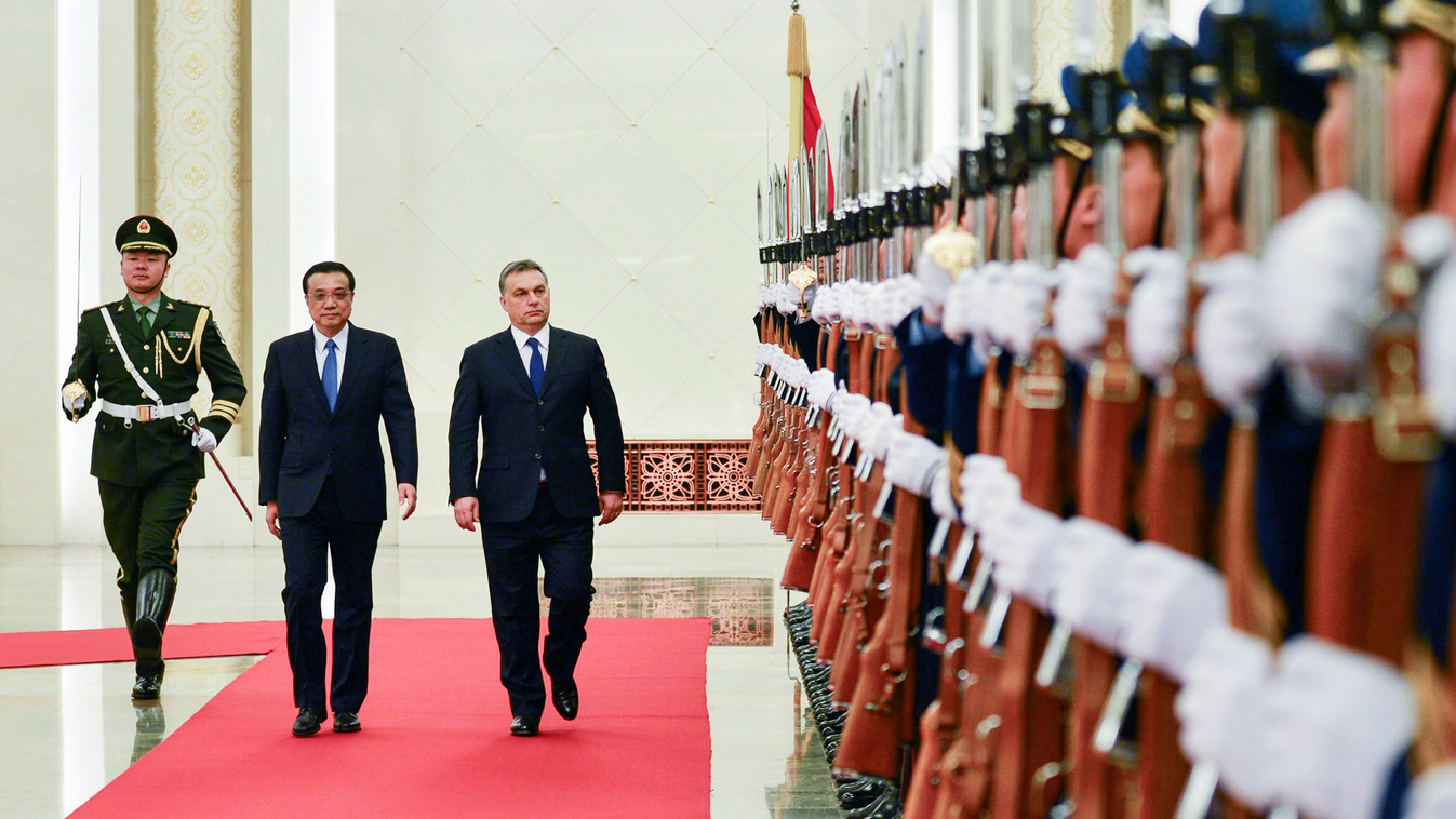 Li Ko-csiang kínai miniszterelnök katonai tiszteletadás mellett fogadja a hivatalos kínai látogatáson tartózkodó Orbán Viktor miniszterelnököt az Országos Népi Gyűlés épületében Pekingben 2014. február 12-én. 