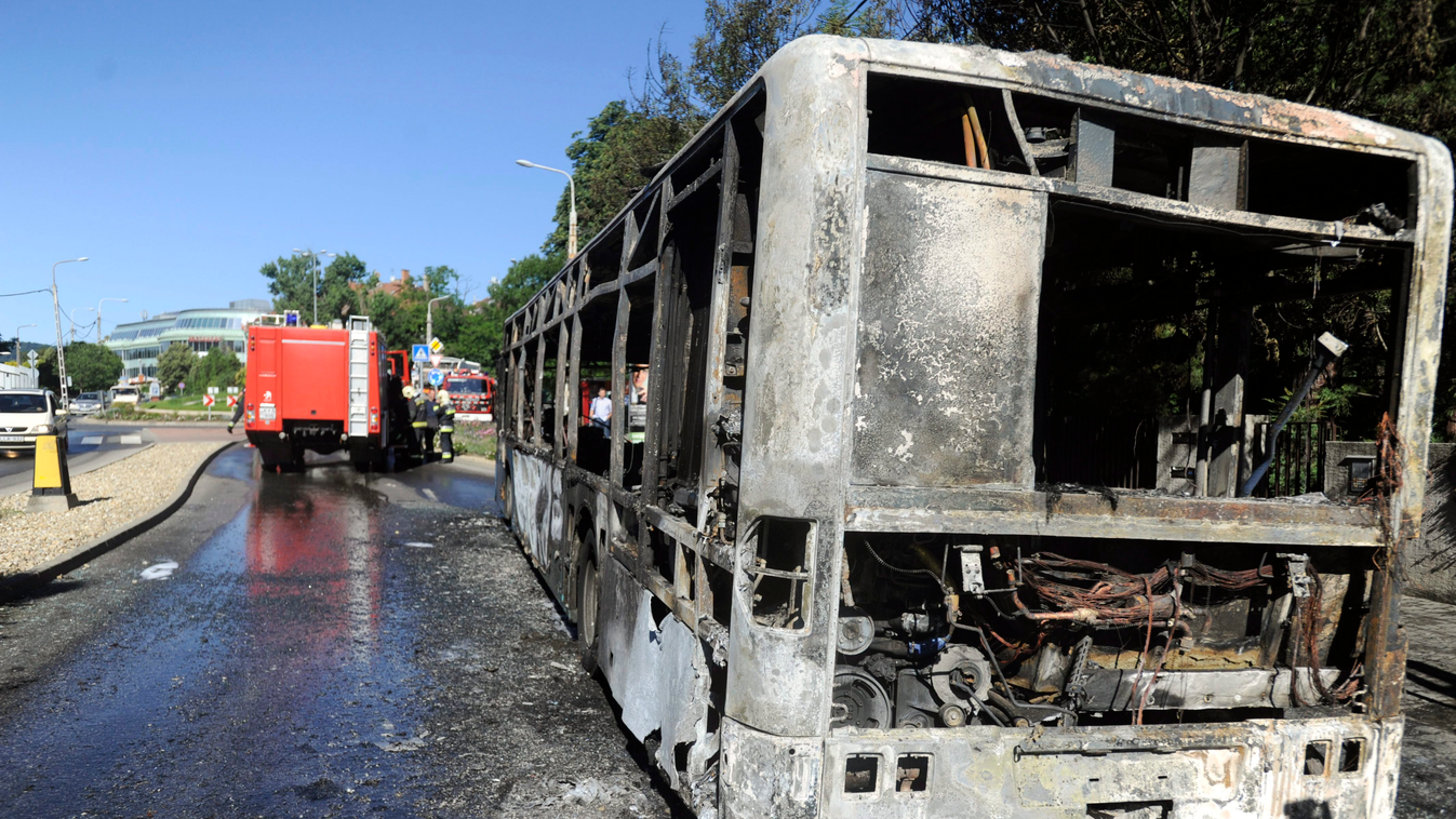 Teljes terjedelmében égett egy BKV-busz a fővárosban II. kerületben 