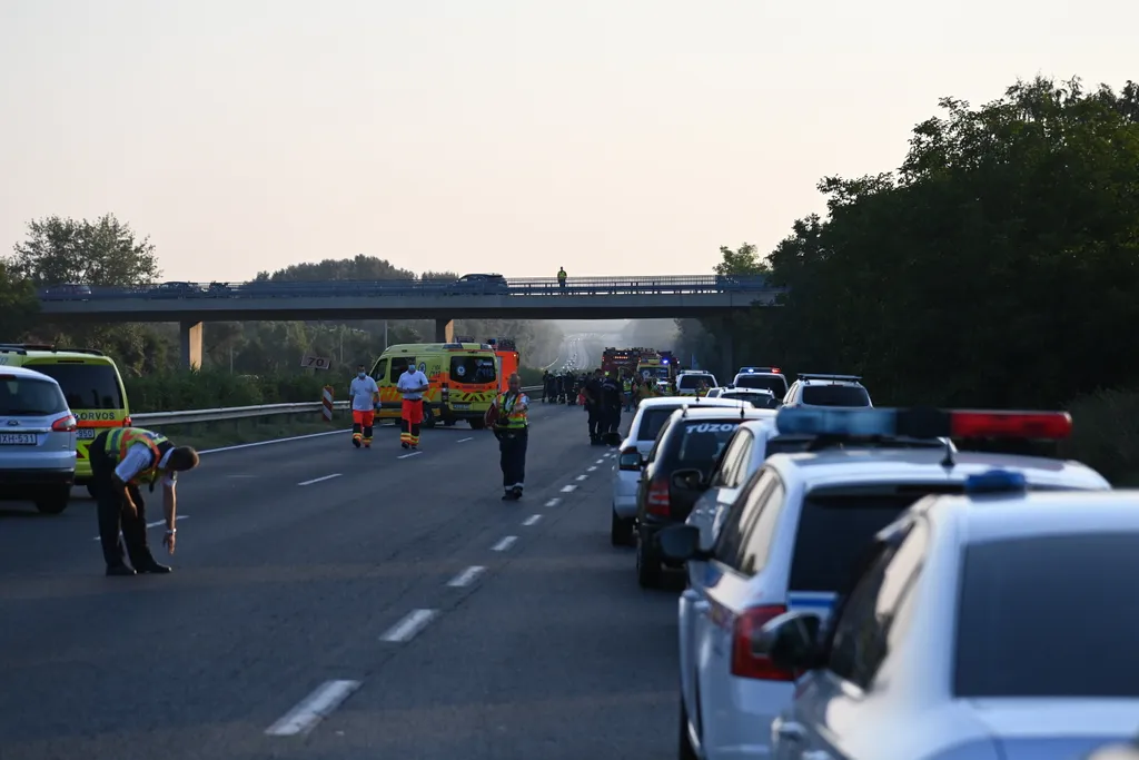 busz, baleset, Felborult egy busz az M7-esen, nyolc ember meghalt,  autóbusz az M7-es autópálya Szabadbattyán 