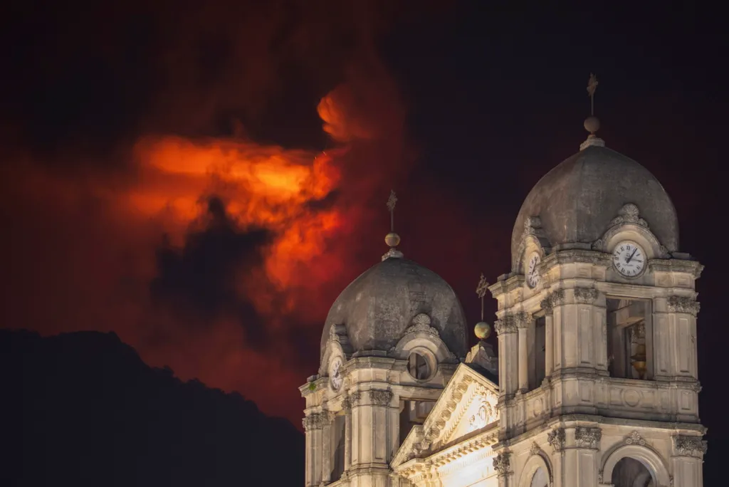 Zafferana Etnea, 2021. március 10.
Az Etna tűzhányó kitörése a szicíliai Zafferana Etnea közelében 2021. március 10-én. Európa legnagyobb és legaktívabb vulkánja február 16-án tört ki újra.
MTI/AP/Salvatore Allegra 