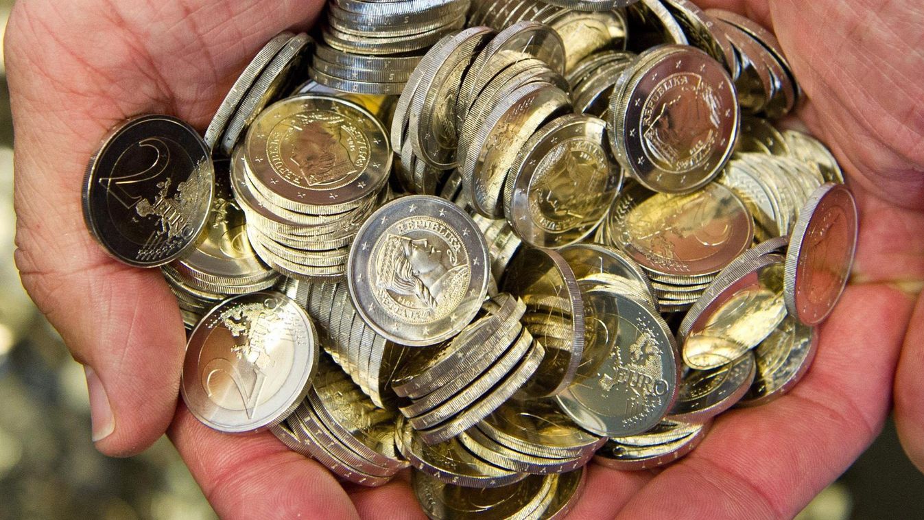2 euró aprópénz érme euró HASZNÁLATI TÁRGY kéz pénz pénzverde TÁRGY tenyér TESTRÉSZ Stuttgart, 2013. július 31.
Az első, Lettország számára készített 2 eurós érmék egy stuttgarti pénzverdében 2013. július 31-én. Az európai pénzügyminiszterek 2013. július 