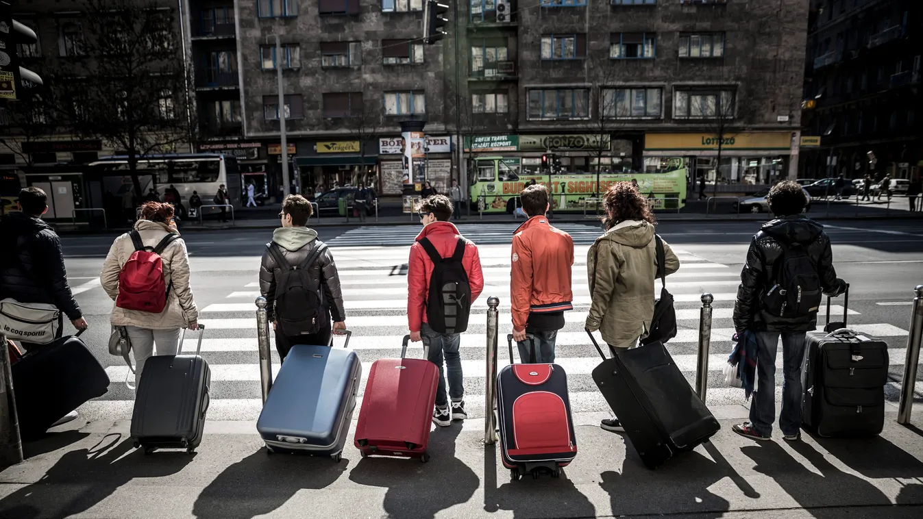 Turisták Budapesten, városnézés, turizmus, városnéző busz, turista 