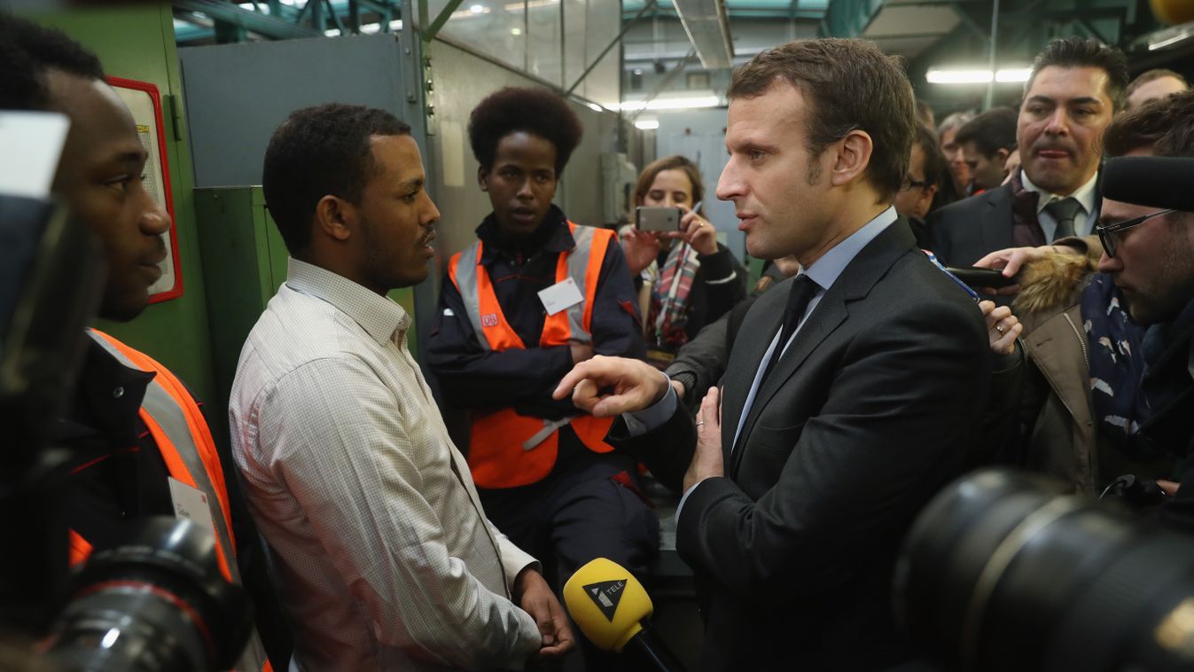 Emmanuel Macron, migráns, menekül, migránsok, között, társaságában 