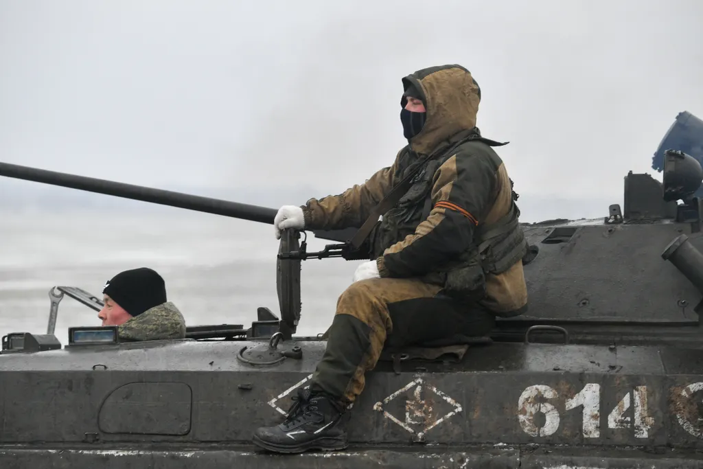 Ukrán válság 2022, ukrán, orosz, háború, orosz katonai járművek, Belgorod, Oroszország, katona, katonák 
