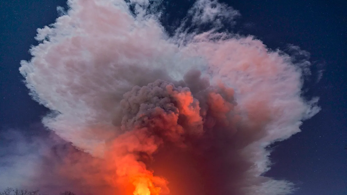 Milo, 2021. február 25.
Izzó lávát és hamufelhőt lövell ki az Etna tűzhányó a szicíliai Milo közelében 2021. február 24-én. Európa legaktívabb vulkánja másfél héttel korábban tört ki újra.
MTI/AP/Salvatore Allegra 