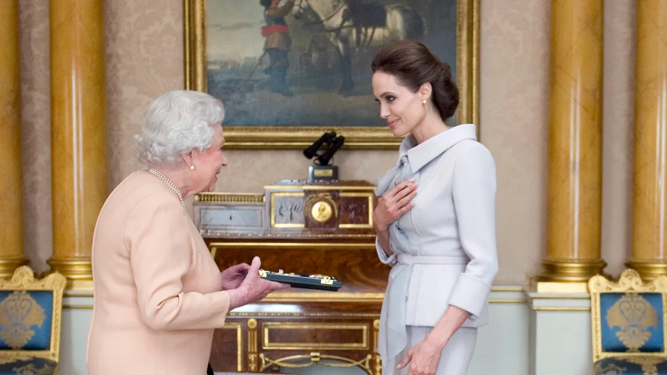 II. ERZSÉBET; Jolie, Angelina London, 2014. október 10.
II. Erzsébet brit uralkodó (b) a lovagi cím női megfelelőjének számító, Dame előnév viselésére jogosító legmagasabb ranggal tünteti ki Angelina Jolie amerikai színésznőt, az ENSZ Menekültügyi Főbizto