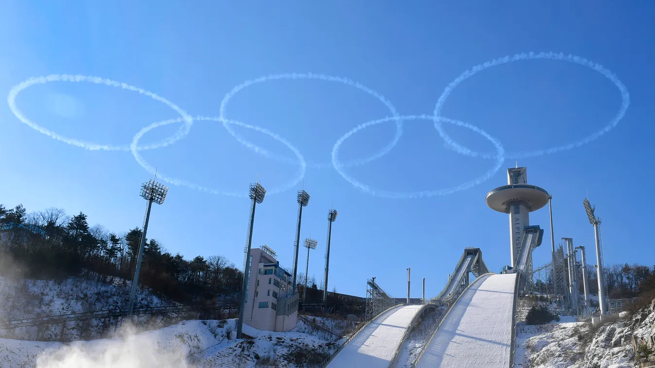 TOPSHOTS Horizontal ILLUSTRATION TRACK WINTER OLYMPIC GAMES OLYMPIC RINGS SKY AIRCRAFT IN FLIGHT 
