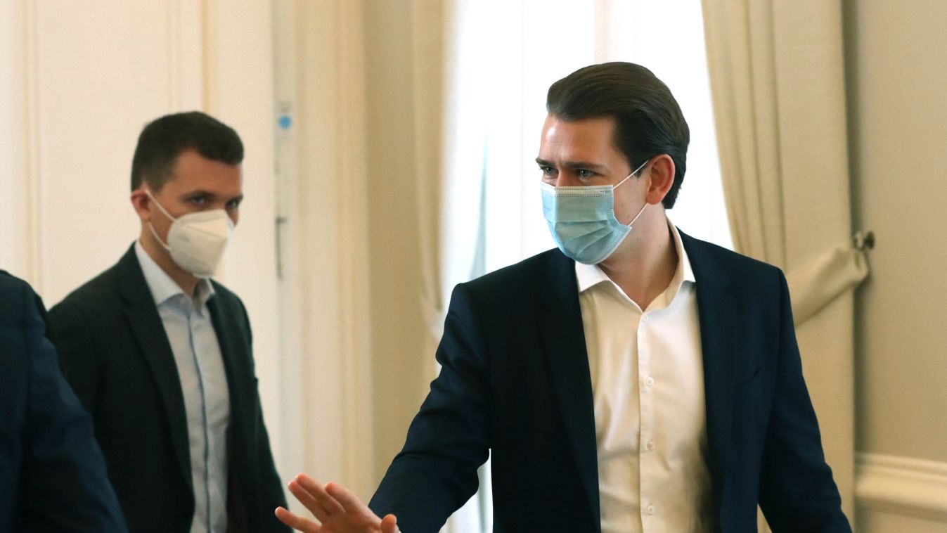 KURZ, Sebastian Bécs, 2021. január 17.
Sebastian Kurz osztrák kancellár védőmaszkot visel a koronavírus-járvány miatt a bécsi kancellária épületében 2021. január 17-én. Ausztriában februárig 7-éig meghosszabbítják a járvány miatti teljes zárlatot és két m