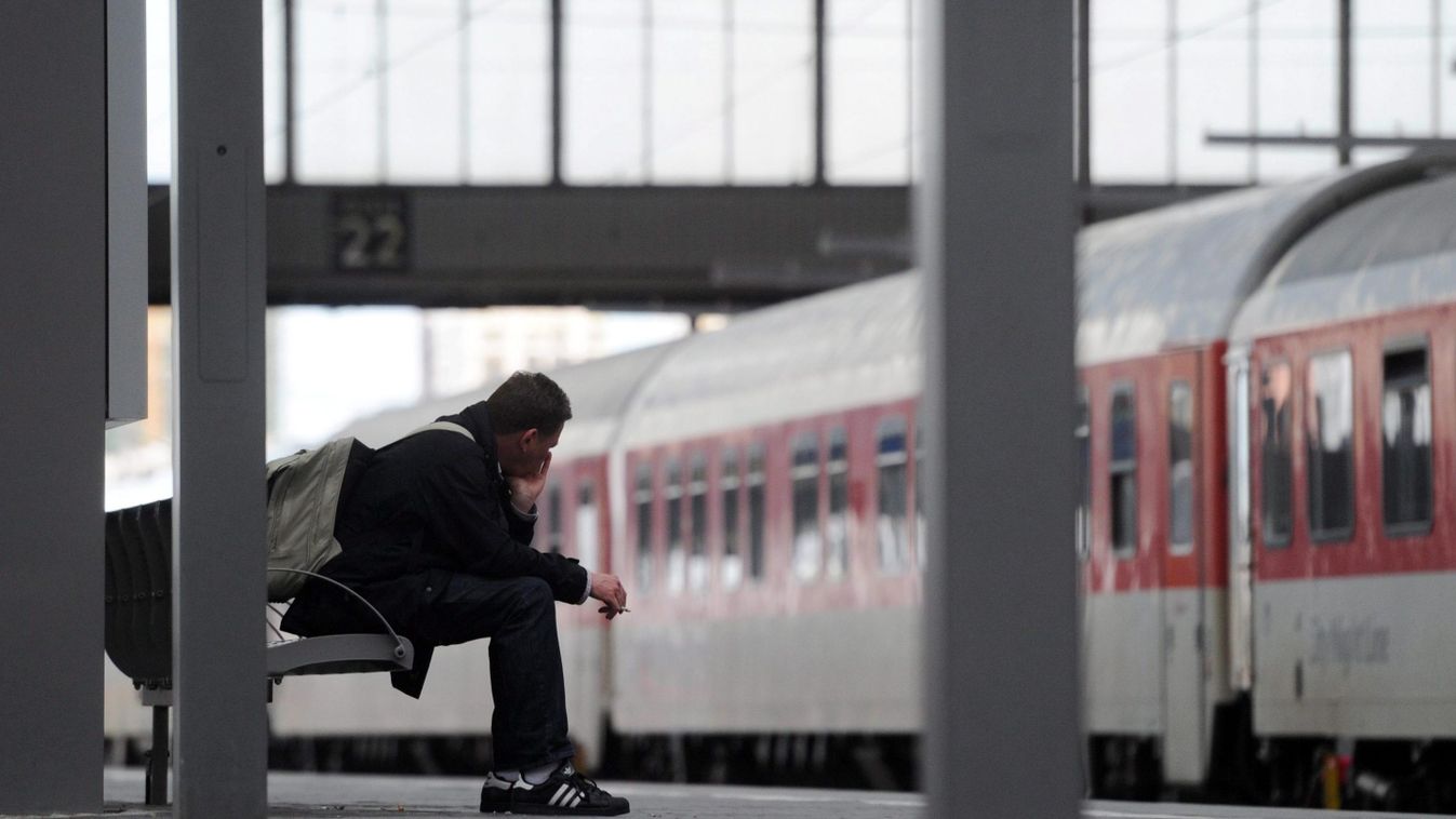 München, 2015. május 5.
Egy férfi ül a müncheni főpályaudvaron 2015. május 5-én, a német mozdonyvezetők egyhetes sztrájkjának első napján. (MTI/EPA/Tobias Hase) 