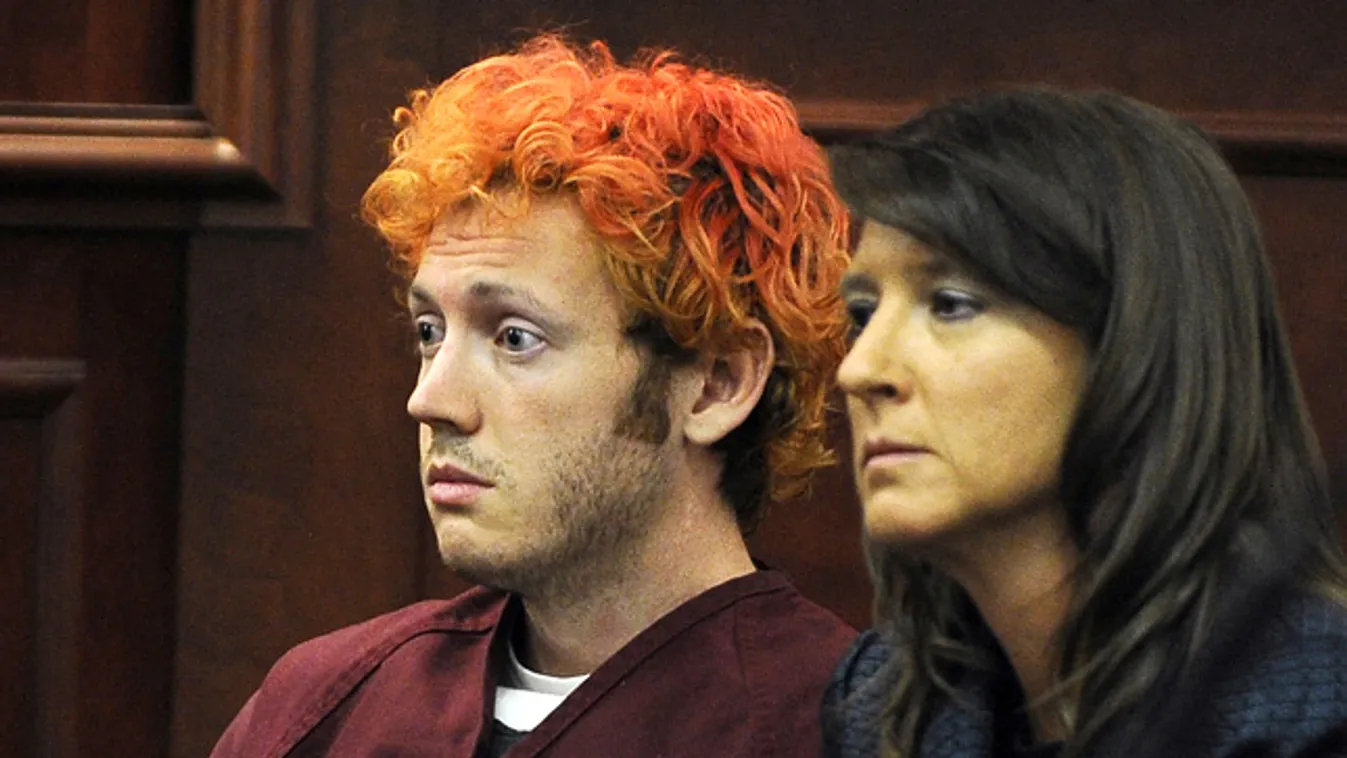 denveri lövöldözés, denveri tömeggyilkos, aurora, James Holmes narancssárga hajjal ül a bíróságon