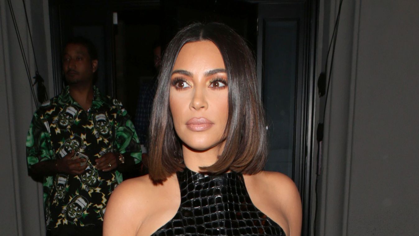 Kim Kardashian fekete, testhez simuló ruhában mutatta meg fenekét 
