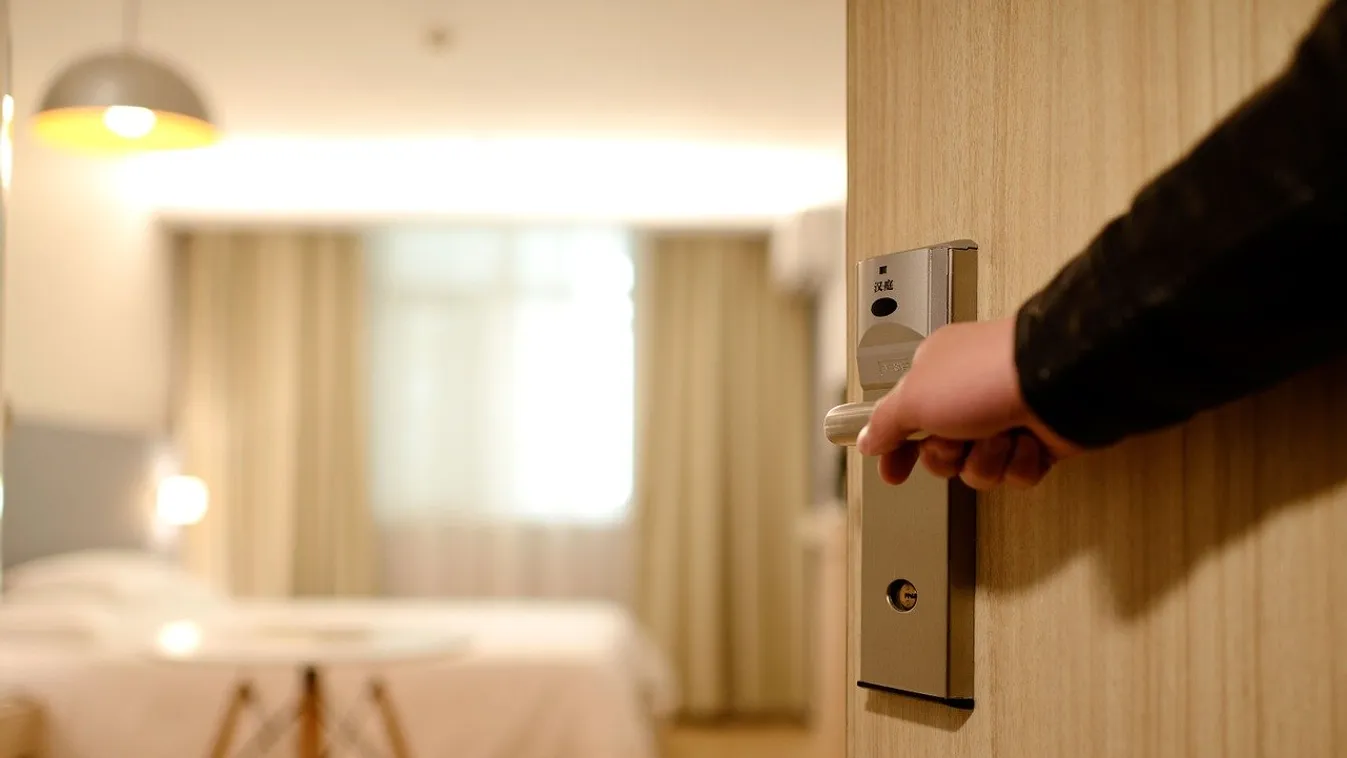 hotel szálloda szoba ajtó vendég 