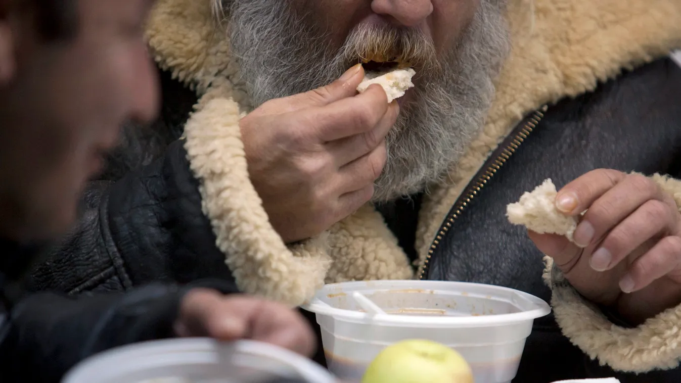 szegénység szegény  SZEMÉLY Nagykanizsa, 2011. december 23.
Rászorulók bablevest, kenyeret és almát esznek a nagykanizsai Bogdán János Cigány Kisebbségi Közösségi Házban, ahol szegény családoknak, idős ember 