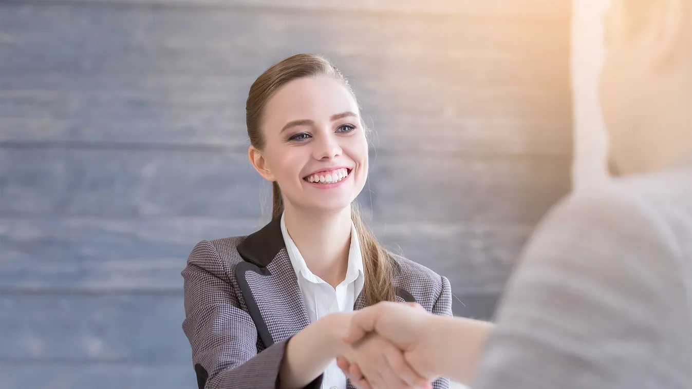 A nők 100 000 forinttal kevesebb fizetéssel is beérnék, mint a férfiak
kézfogás mosoly interjú állás 