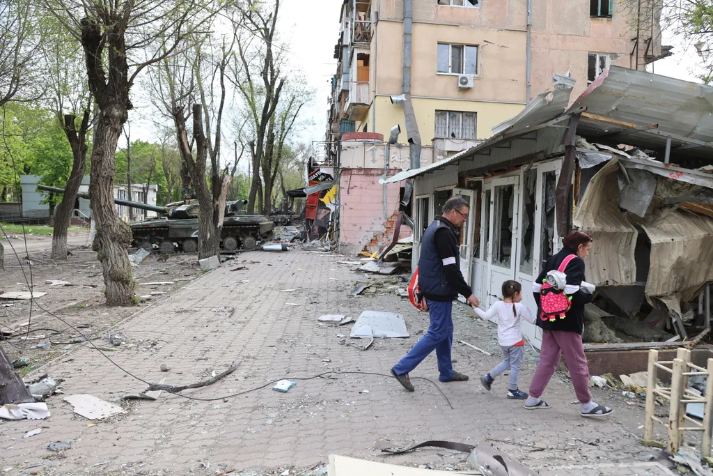 ukrán válság 2022, ukrajna, orosz-ukrán háború, háború, orosz-ukrán, ukrajna, ukrán, pusztítás, rombolás, katonaság, katona, hadsereg, katonai akció, lerombolt ház, lakóház, család, megrongálódott lakóépület, Mariupol 