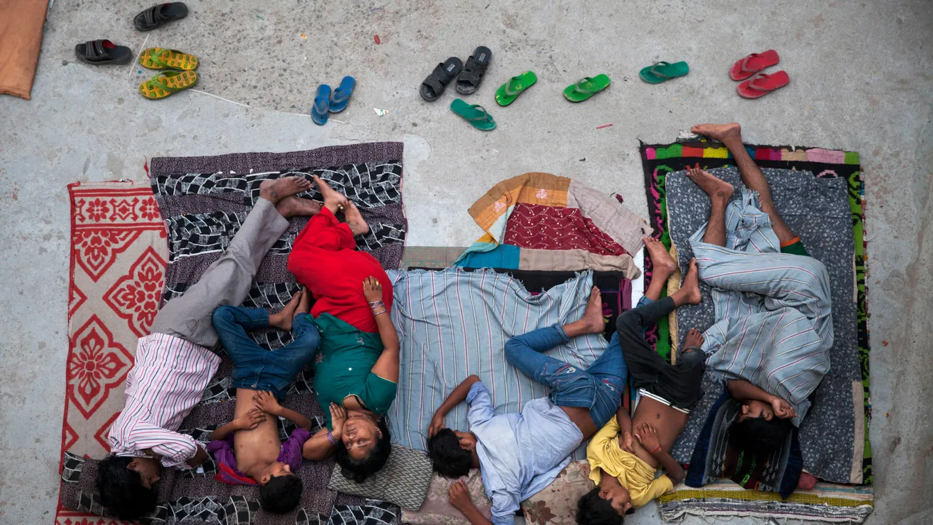 Újdelhi, 2015. május 29.
A hőség elől a háztetőre menekült család alszik Újdelhiben 2015. május 29-én. India déli részén az előző napokban néhol közel 50 fokos hőség tombolt, több mint ezer ember esett áldozatul az elviselhetetlen hőhullámnak. (MTI/AP/Tsz