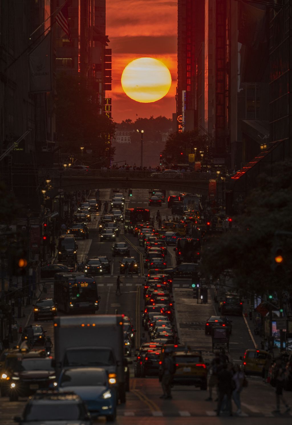 Manhattanhenge, New York, naplemente, különleges, látványos, nap, utcán, utca, tömeg, Manhattan 