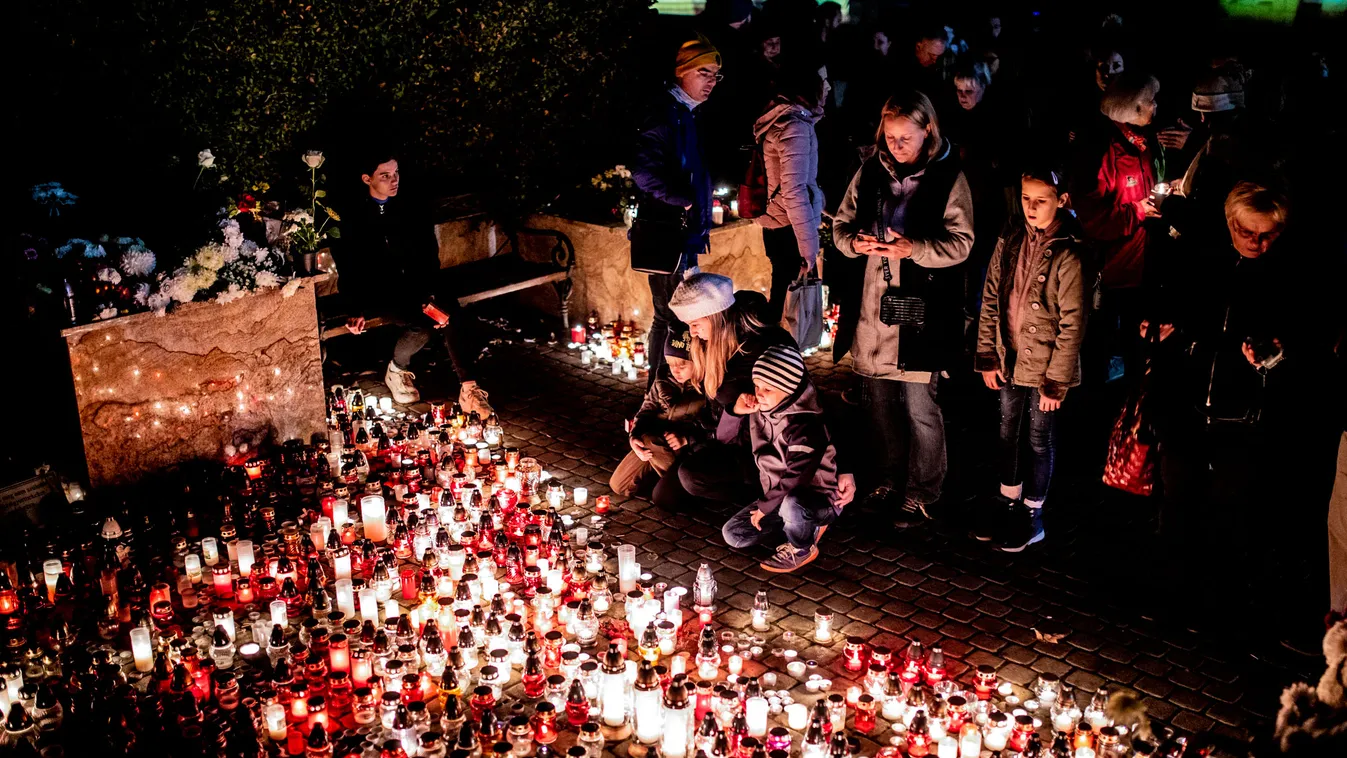 temető, halottak napja, budapest, magyarország, október 30., sír, sírok, Farkasréti, este 