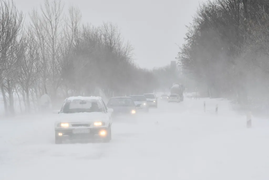 havazás Hajdúnánás, 2018. március 18.
Autók közlekednek a hófúvásban a Hajdúnánás és Hajdúdorog közötti úton 2018. március 18-án.
MTI Fotó: Czeglédi Zsolt 