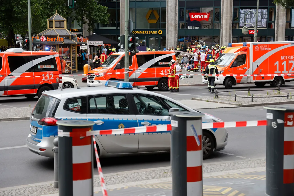 baleset, Berlin, autó, Rendőr tűzoltó berlini Breitscheid tér, gázolás, tömeg, helyszín, AFP, legújabbak 