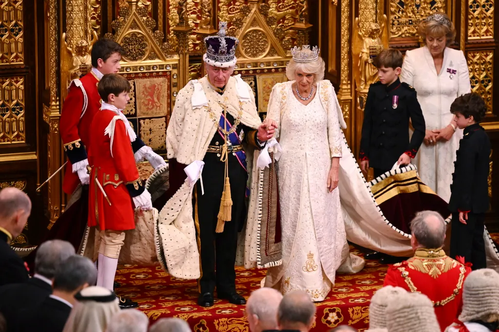 III. Károly brit uralkodó első parlamenti beszéd Nagy-Britannia, 
 
III. Károly brit uralkodó és felesége, Kamilla királyné távozik a felsőház ülésterméből, miután a király megnyitotta az 58. parlament negyedik ülésszakát Londonban 2023. november 7-én. A 