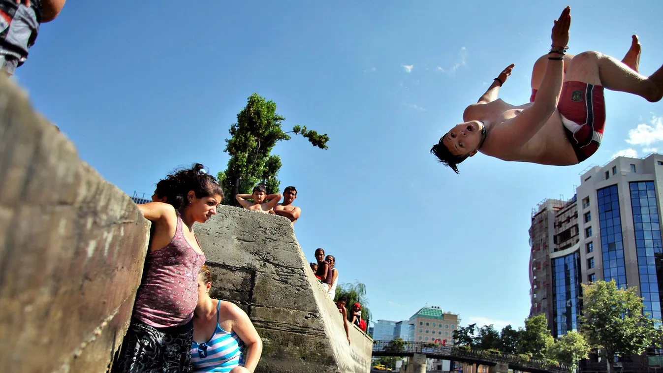 hova utazzunk jövőre, Bukarest, Egy fiú ugrik a bukaresti Dambovita folyóba 2012. június 13-án. 