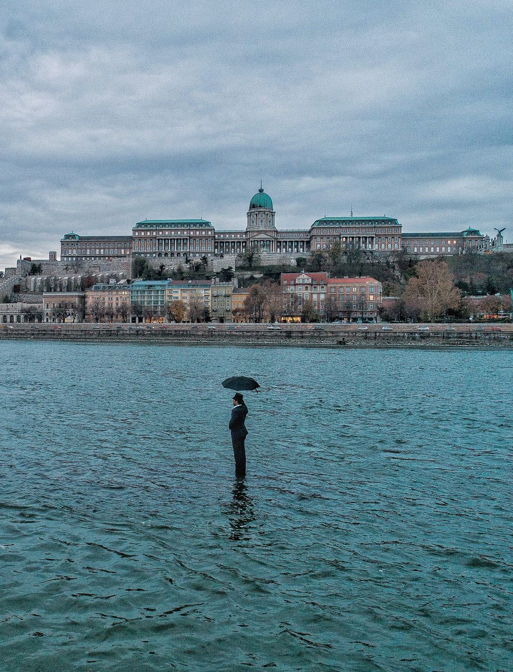 A Duna közepén bukkant fel az Esernyős Ember 
