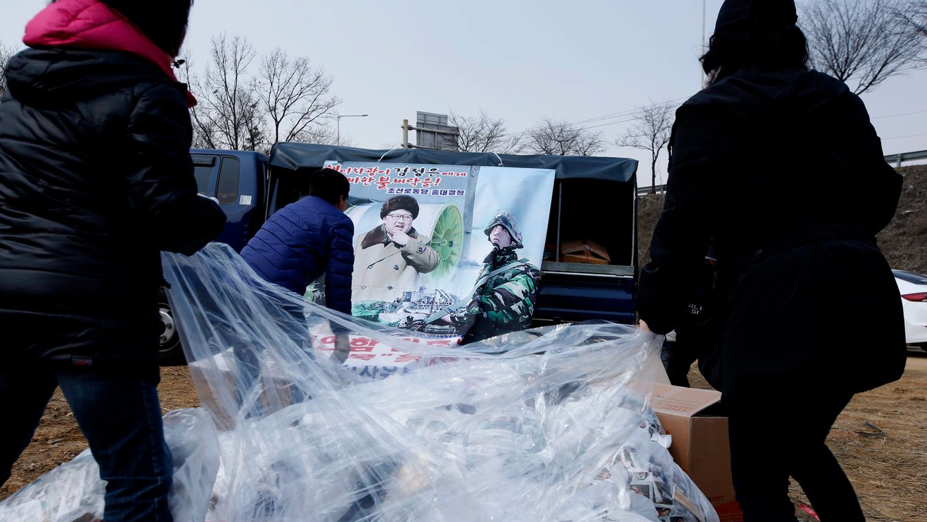 Padzsu, 2016. március 26.
Dél-koreai aktivisták és észak-koreai disszidensek röplapokkal teli léggömböket készülnek a magasba engedni a két Koreát elválasztó panmindzsoni demilitarizált övezet mellett fekvő Padzsuban, Szöultól 50 km-re északra 2016. márci