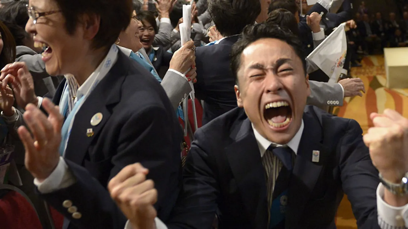 A japán delegáció tagjai örülnek Buenos Airesben, miután a Nemzetközi Olimpiai Bizottság (NOB) Tokiónak ítélte a 2020-as nyári olimpia rendezési jogát