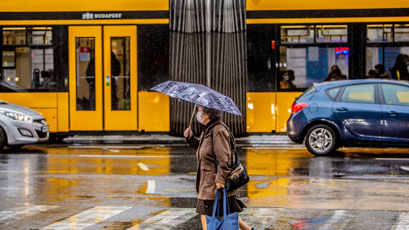 eső, ősz, Budapest, esernyő, járókelők, maszk, forgalom, 9. kerület, tömegközlekedés, villamos 