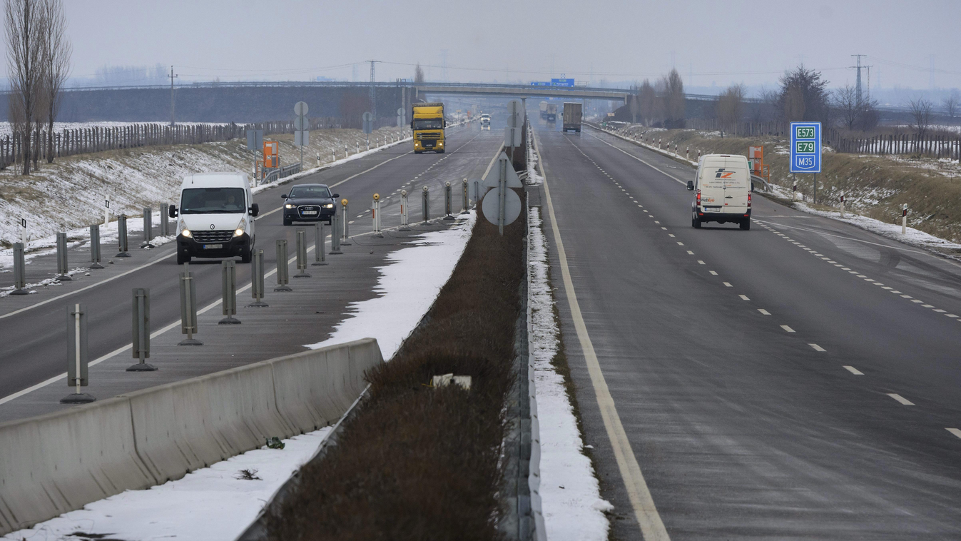 autópálya autópályadíj fizetős forgalom FOTÓ ÁLTALÁNOS KÖZLEKEDÉSI LÉTESÍTMÉNY matricaköteles matricás út útdíjköteles Debrecen, 2015. január 8.
Az M35-ös autópálya Debrecen határában 2015. január 8-án. A 354-es számú főút - amely a 4-es főút várost elker