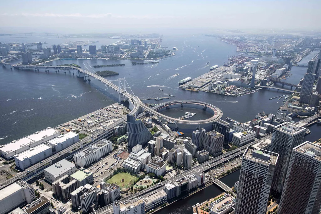Tokio 2021, olimpia, helyszínek, Tokyo  photo shows the Tokyo skyline and Rainbow Bridge, as the city prepares to host the Tokyo 2020 Olympic Games, in Tokyo on July 19, 2021. (Photo by Behrouz MEHRI / AFP) 