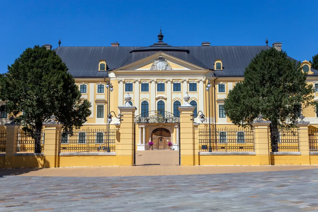 Gyönyörű képeken Magyarország legszebb palotái, kastély, palota, épület, Kalocsa, kalocsai palota 