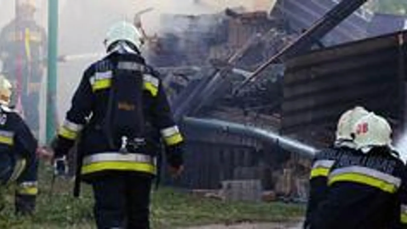 Tűzoltók dolgoznak egy garázsban keletkezett tűz oltásán Debrecenben 