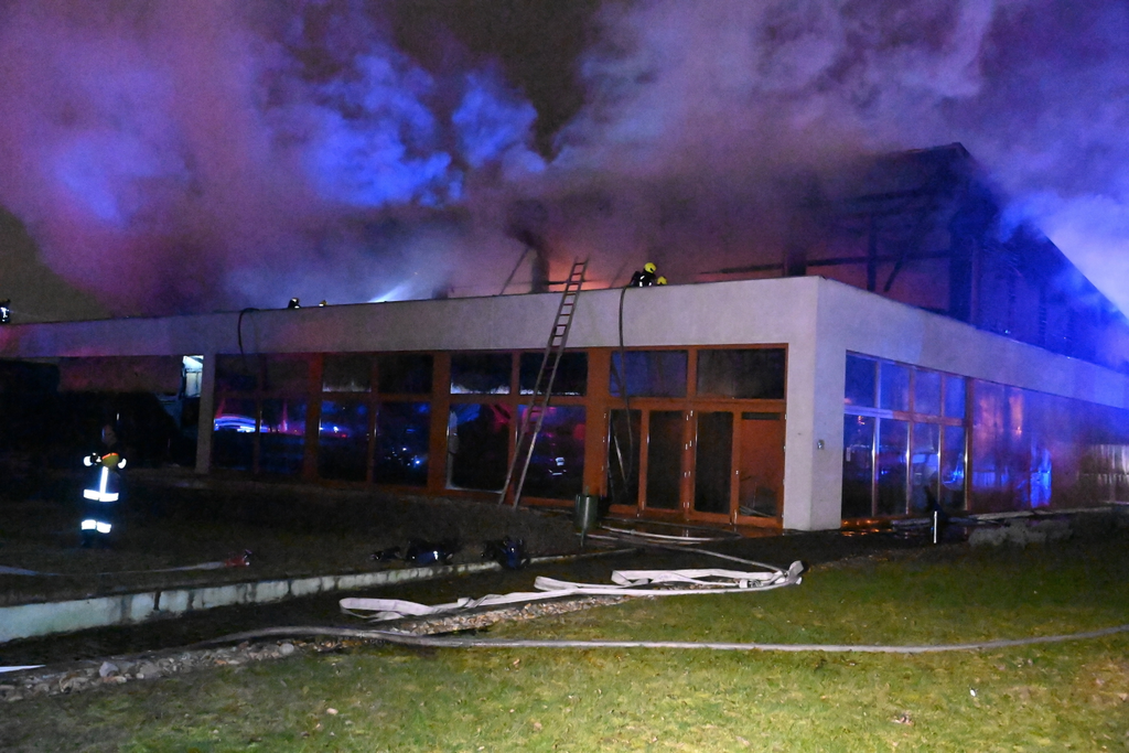 Leégett egy uszoda tetőszerkezete Budapesten, a XVI. kerületben, galéria, 2023 