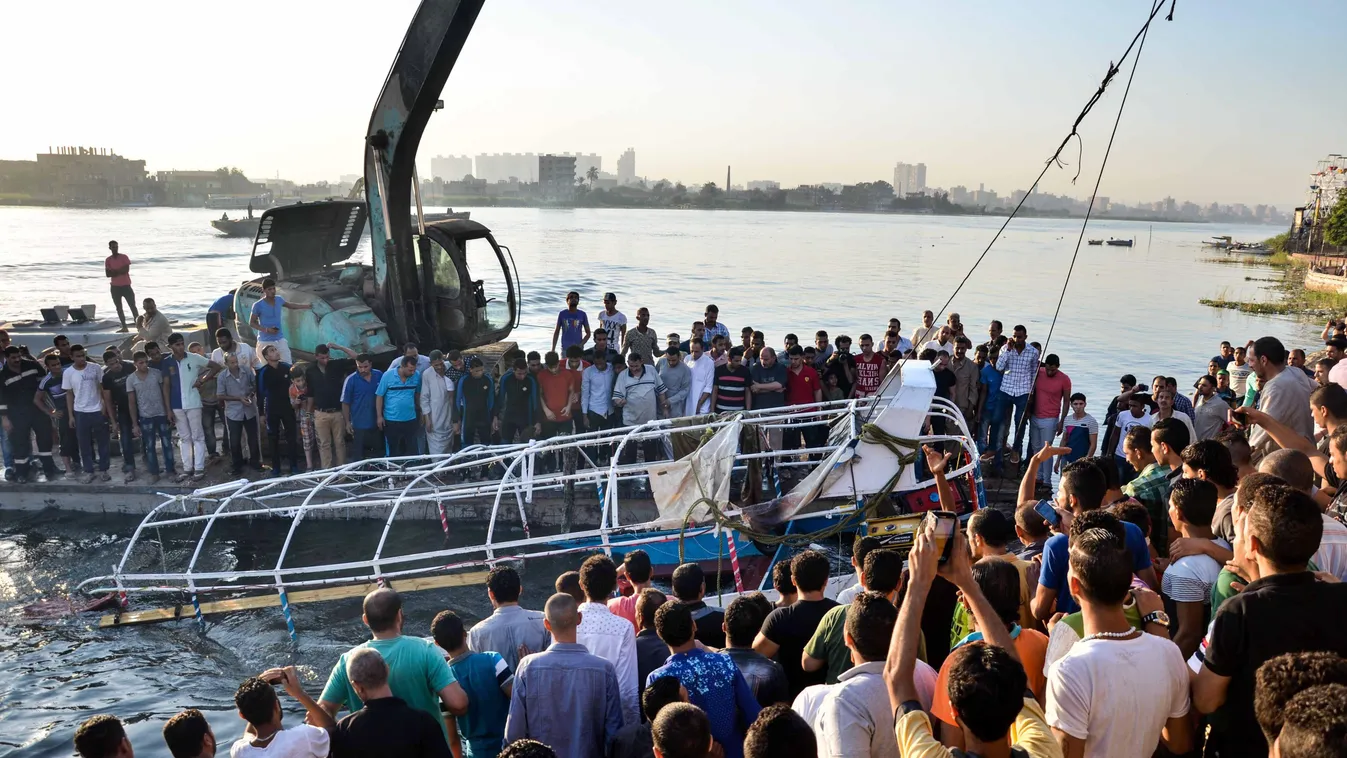 Gíza, 2015. július 23.
Szerencsétlenül járt utasszállító hajót néznek egyiptomiak a Gízában 2015. július 23-án, miután az előző nap a hajó uszállyal ütközött a Nílus folyón. A balesetben legalább 19-en életüket vesztették. (MTI/AP/Szamer Abdalláh) 