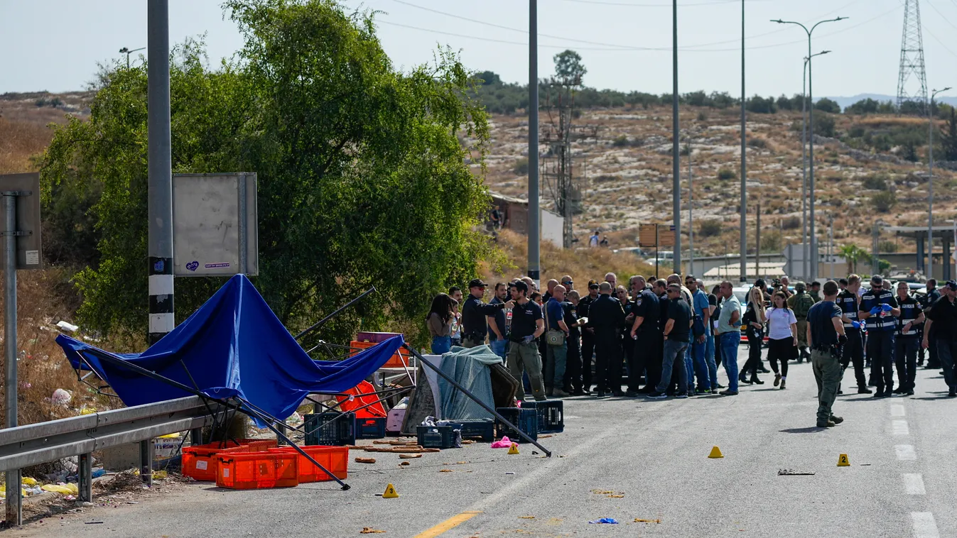 Makabim, 2023. augusztus 31.
Izraeli rendőrök a Makabim melletti, Ciszjordániába vezető út ellenőrző pontjánál elkövetett halálos gázolás helyszínén 2023. augusztus 31-én. Egy palesztin merénylő teherautójával az útellenőrző pontnál halálra gázolt egy izr