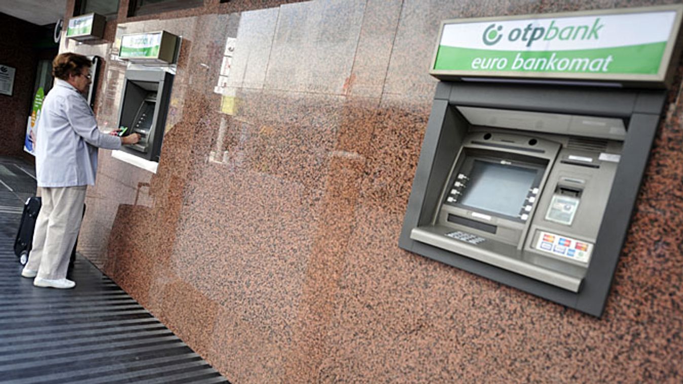 ATM automatából pénzt vesz fel egy idős nő, sokan kérik készpénzben a nyugdíjat, OTP, bankomat