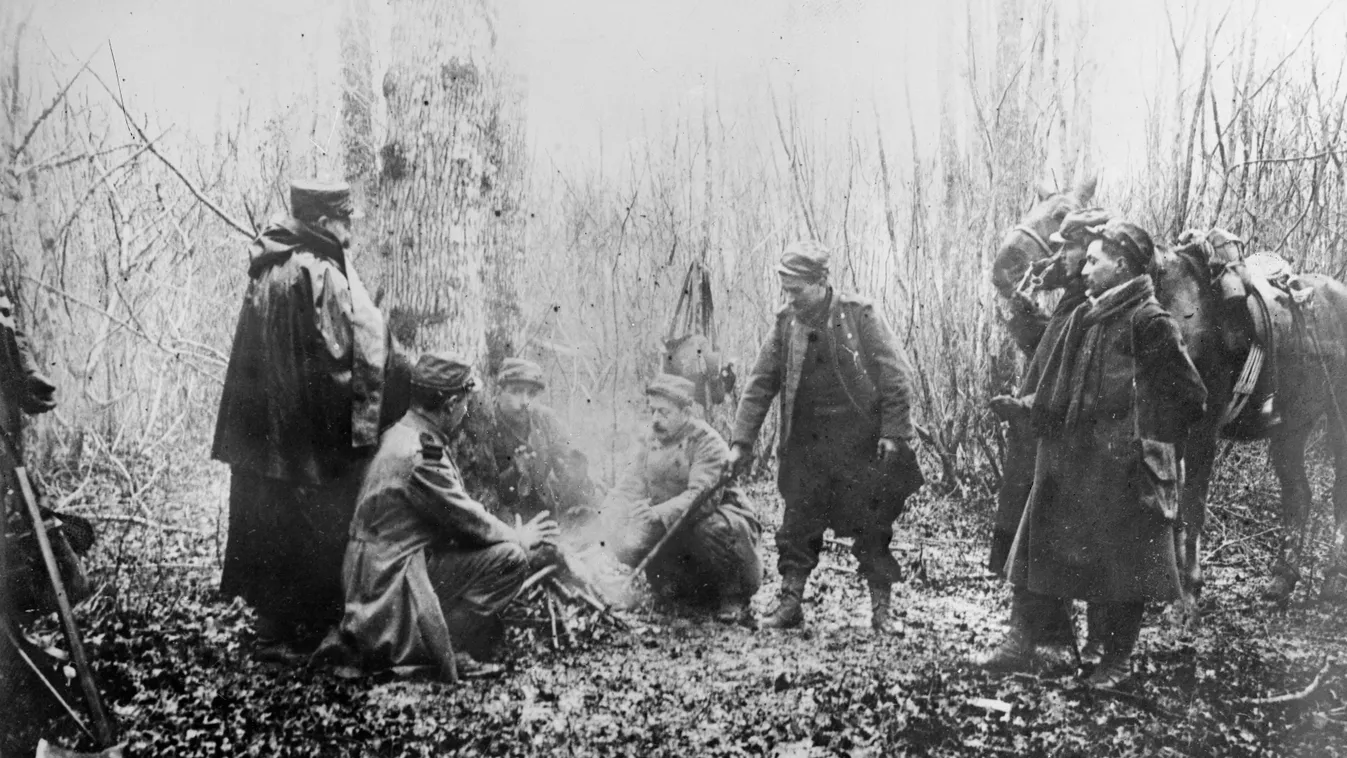 World War One - Soldiers warming up around a fire FIRST WORLD WAR WORLD WAR ONE WWI WW I WAR 1914-1918 WAR 14-18 GREAT WAR YEAR 1915 FRENCH SOLDIER SOLDIER SERVICEMAN MILITARY FRENCH ARMY ARMY POILU FRONT WARMP UP FIRE WOODS FOREST 