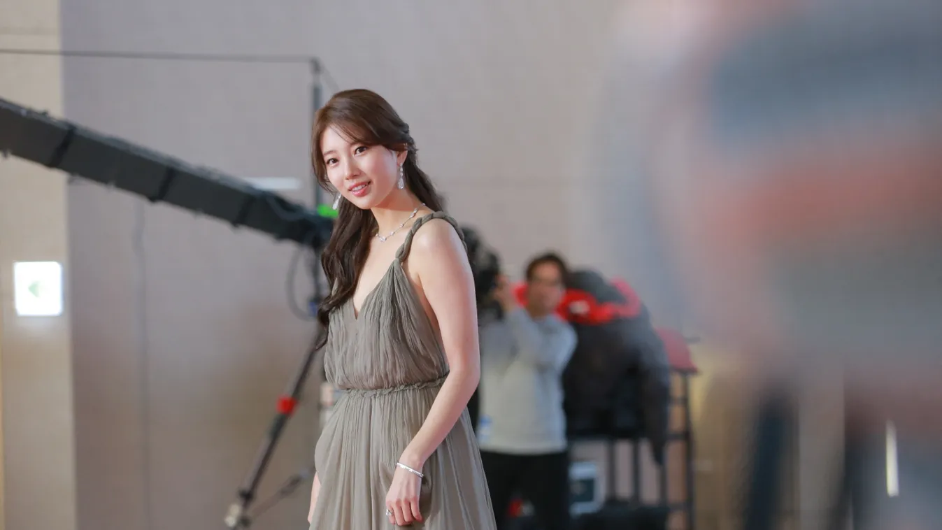 Bae Suzy dresses up to highlight red carpet for Asia Artist Awards in Seoul South Korea South Korean Seoul Asia artist awards 2018 Horizontal, koreai sorozatok, színésznők 