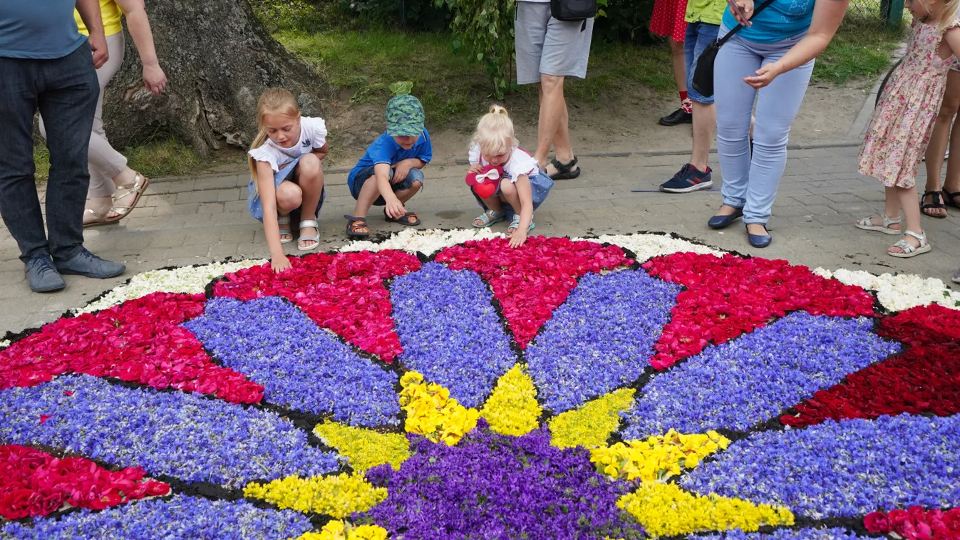 Corpus Christi vallásos körmenet alkalmából virágszőnyeget terítenek le Spycimierzben, Lengyelországban, vallás, kereszténység, felvonulás, virág, virágszirom, ünnep, ünneplés, vallási ünnep 