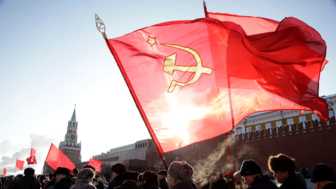 Vörös csillag, az orosz kommunista párt tagjai vonulnak a moszkvai Vörös téren 