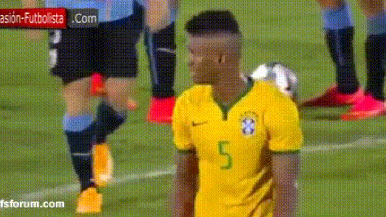 Walace, a brazil U20-as válogatott védője lefeküdt a gyepre kiállítása után 