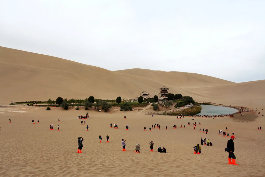 Holdsarló tó Kína Chinas tiny desert oasis Crescent Moon Lake saved from a future under sand China Chinese Gansu Dunhuang desert dune Crescent Moon Lake Yueyaquan Horizontal 