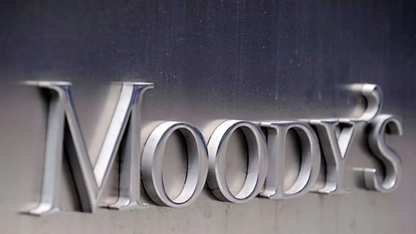 Kilenc EU-s ország adósosztályzatán rontott a Moody's hitelminősítő, adósságválság, pénzügyi válság, a Moody's amerikai hitelminősítő New York-i székházán látható embléma 