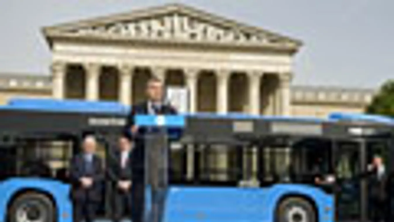 új buszok budapesten, Orbán Viktor beszédet mond a hamarosan forgalomba álló új Mercedes-Benz Citaro autóbuszok ünnepélyes átadásán Budapesten, a H&otilde;sök terén 2013. április 30-án